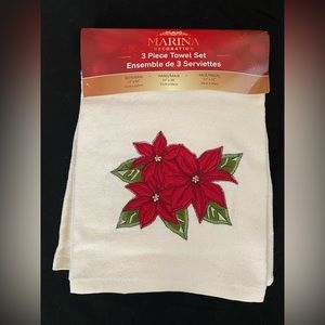 NWT Marina Decoration 3 pc. Poinsettia bathroom towel set.